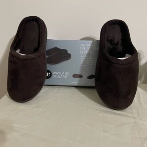 Unisex memory foam slipper in size medium
